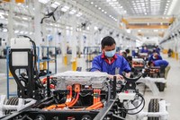 Công nhân làm việc bên dây chuyền lắp ráp của Nhà máy ô tô BYD, tỉnh Giang Tô, Trung Quốc. Ảnh: AFP