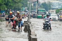 Đường Nguyễn Hữu Cảnh ngập trước khi Công ty cổ phần Tập đoàn công nghiệp Quang Trung vận hành “siêu máy bơm”