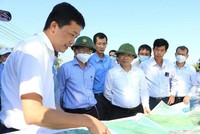 Thứ trưởng Bộ Giao thông Vận tải Nguyễn Duy Lâm và Phó Chủ tịch UBND tỉnh Bình Định Nguyễn Tự Công Hoàng đi kiểm tra thực tế tại một số vị trí triển khai tuyến đường cao tốc Bắc - Nam đi qua tỉnh Bình Định vào ngày 27/4
