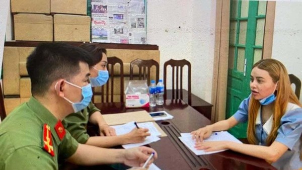 Nữ sinh Trần Thị Phương Thảo tại cơ quan công an.