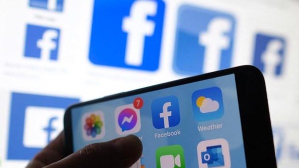 Biểu tượng Facebook trên màn hình điện thoại di động. (Ảnh: AFP/TTXVN).