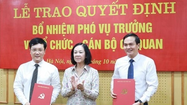 Bà Trương Thị Mai trao quyết định bổ nhiệm cho các cán bộ.