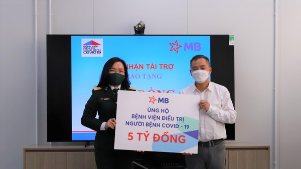 Bà Nguyễn Thị Thủy – Thành viên HĐQT MB thay mặt MB trao tặng 5 tỷ đồng đến Bệnh viện điều trị người bệnh COVID-19.