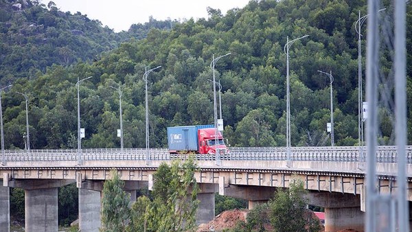Các dự án BOT góp phần không nhỏ trong phát triển kinh tế - xã hội. Trong ảnh: Đường dẫn vào Hầm đường bộ Đèo Cả - một dự án BOT đang phát huy tác dụng tốt