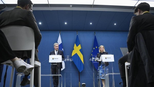 Tổng thống Phần Lan Sauli Niinisto (trái) và Thủ tướng Thụy Điển Magdalena Andersson trong một cuộc họp báo chung tại Stockholm. Ảnh: AP.