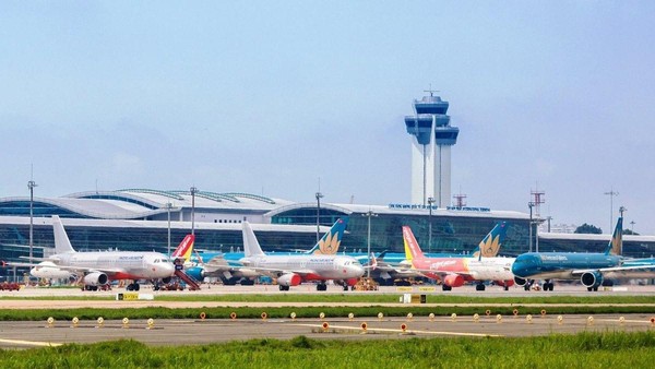 Máy bay của các hãng hàng không tại sân bay Tân Sơn Nhất. Ảnh: CTV/Vietnam+