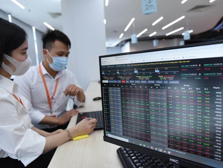Giao dịch chứng khoán sáng 22/10: Thận trọng tiến bước, nhóm bất động sản vẫn chưa giảm nhiệt