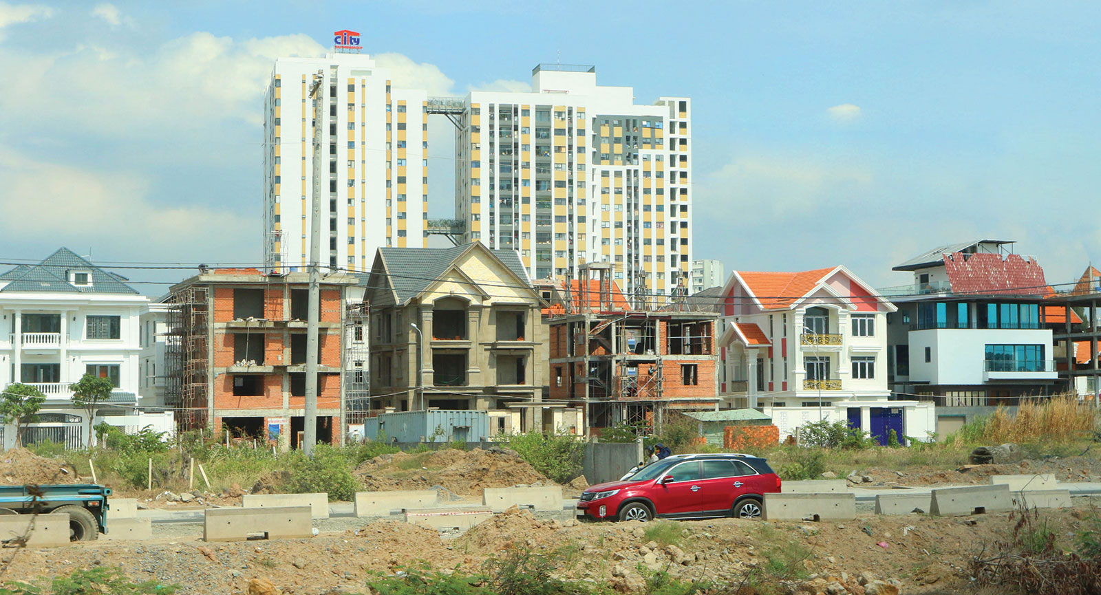 Hàng trăm dự án bất động sản tại TP.HCM “chết chìm” vì thủ tục