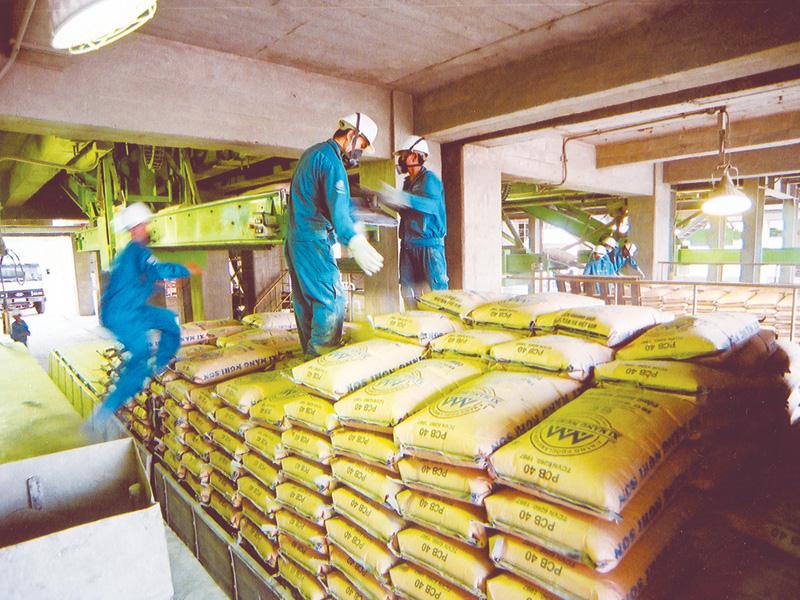 Xi măng dư thừa, lại thêm lính mới
