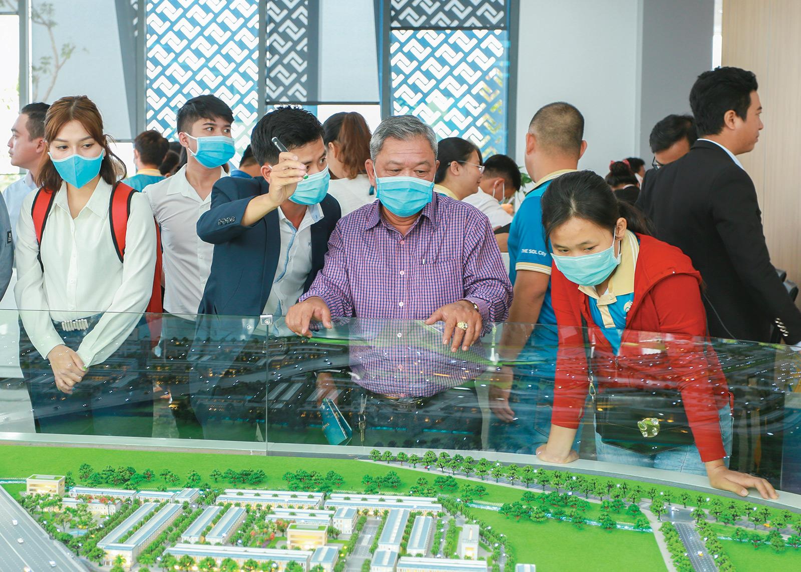 Doanh nghiệp bất động sản phía Nam bung hàng