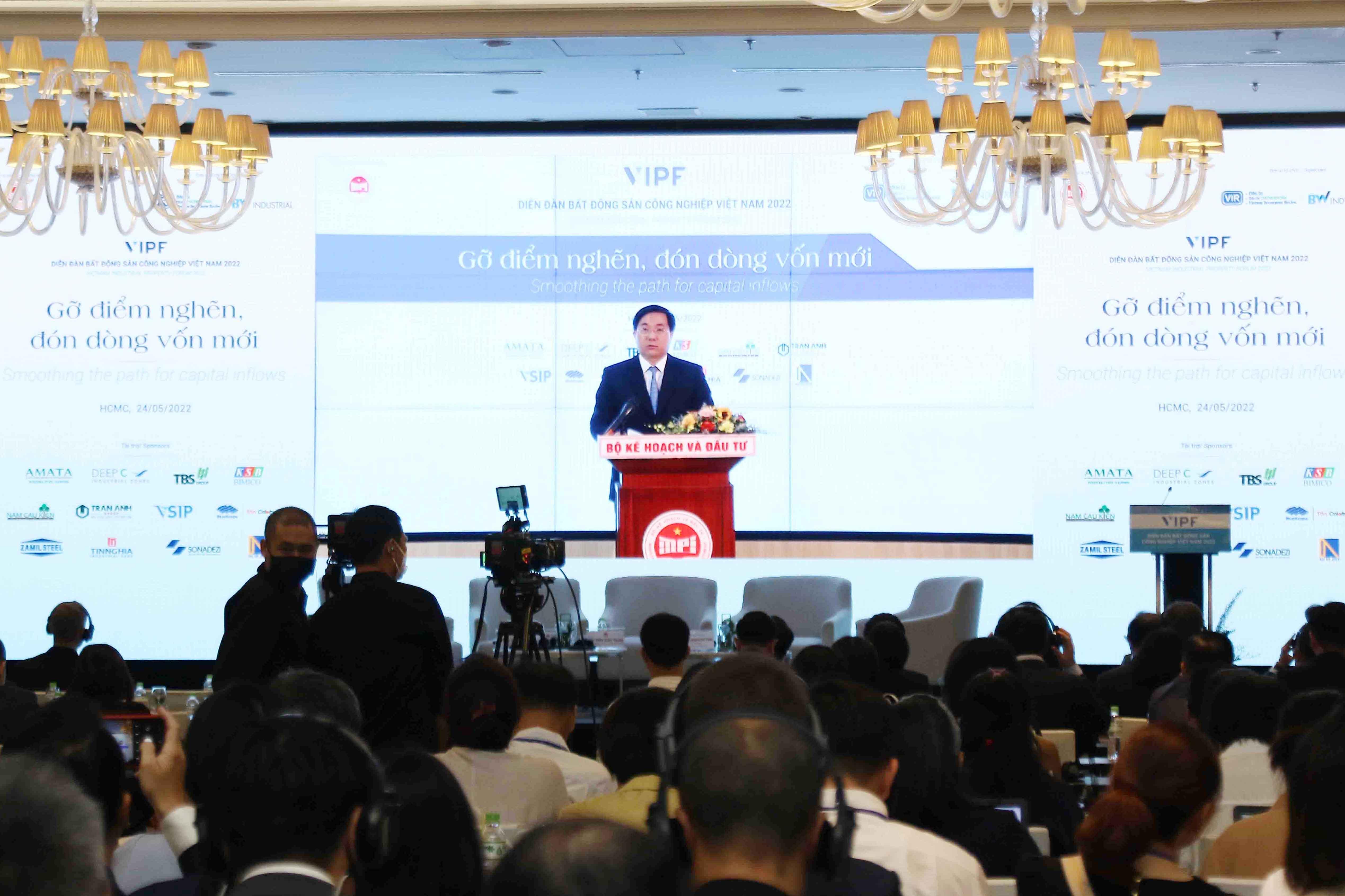 Thứ trưởng Bộ Kế hoạch và Đầu tư Trần Duy Đông phát biểu khai mạc Diễn đàn