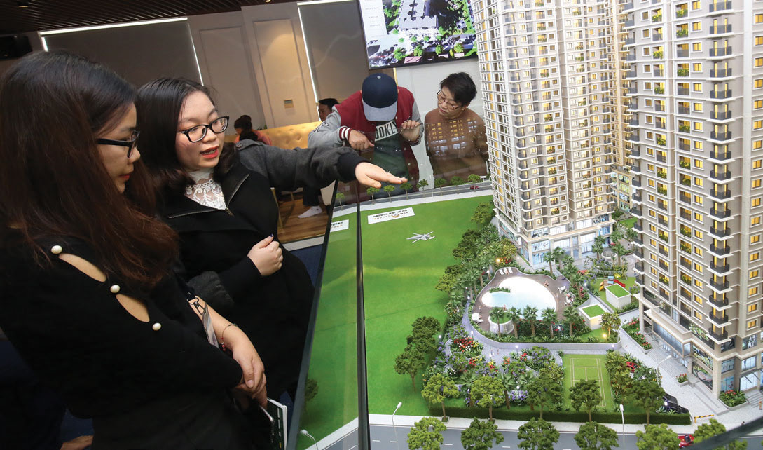 Có nên giãn lộ trình siết tín dụng bất động sản?