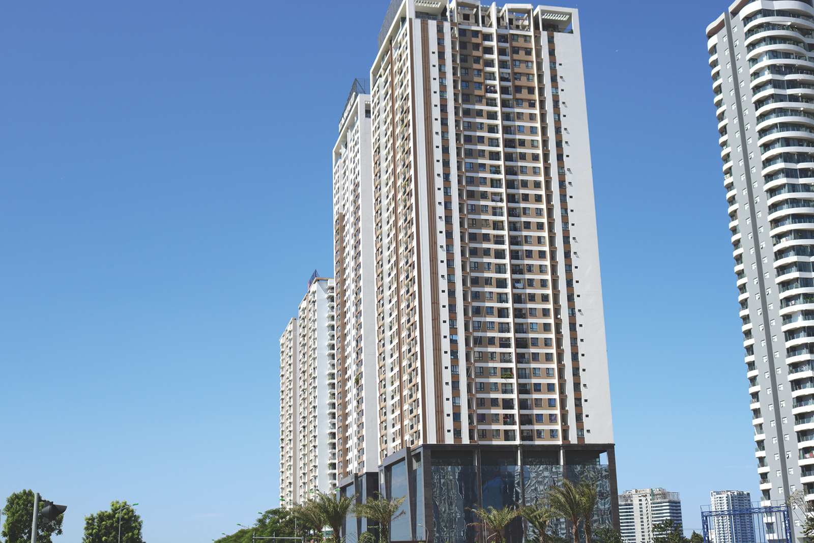 Thanh khoản sụt giảm, chủ đầu tư vẫn neo giá ở mức cao