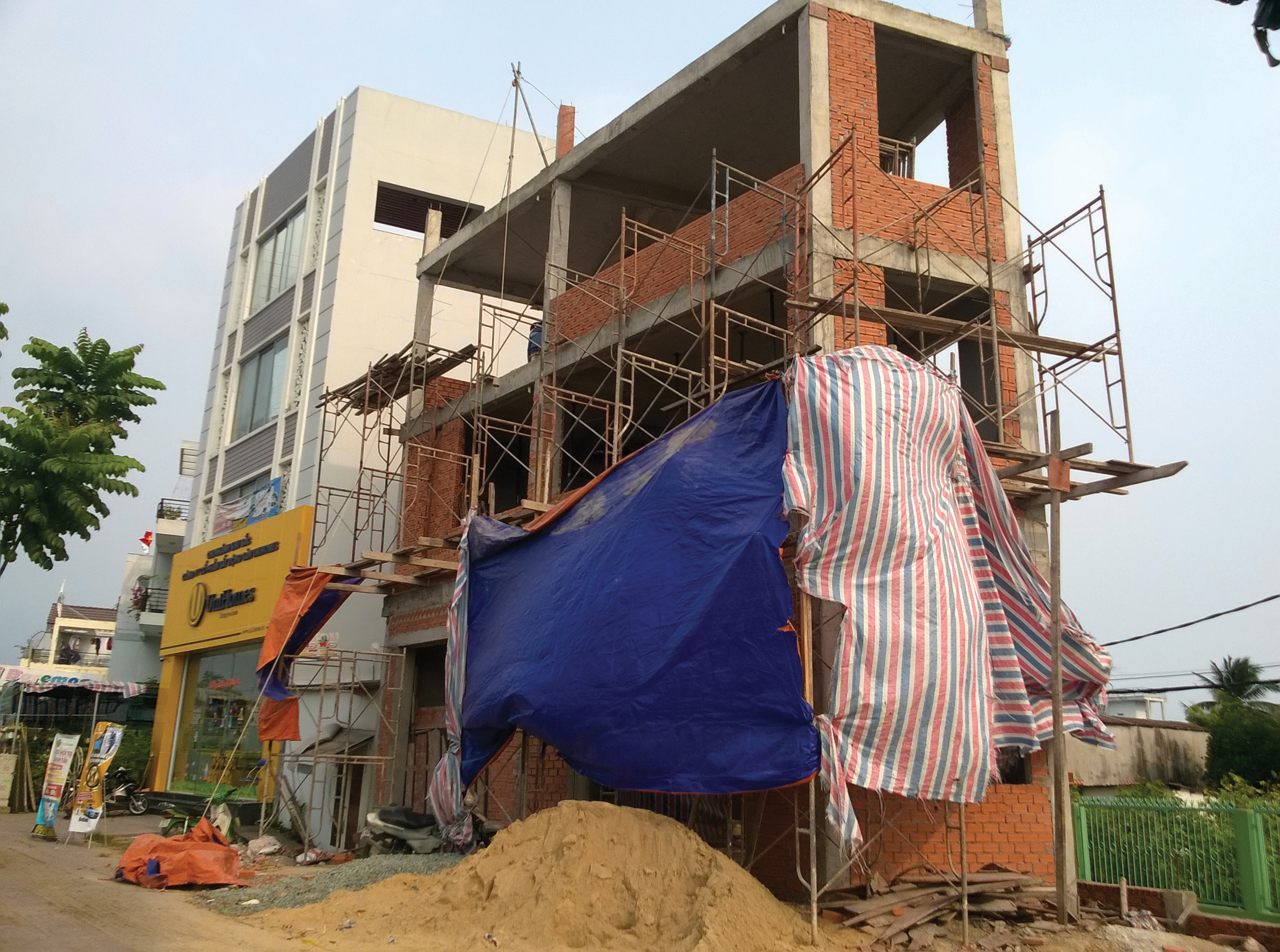 Dịch bệnh thuyên giảm, doanh nghiệp vật liệu vẫn “đuối sức“