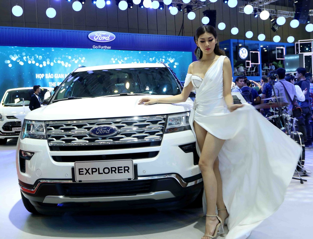 Chân dài đọ dáng bên xe sang tại Vietnam Motor Show 2019 ảnh 10