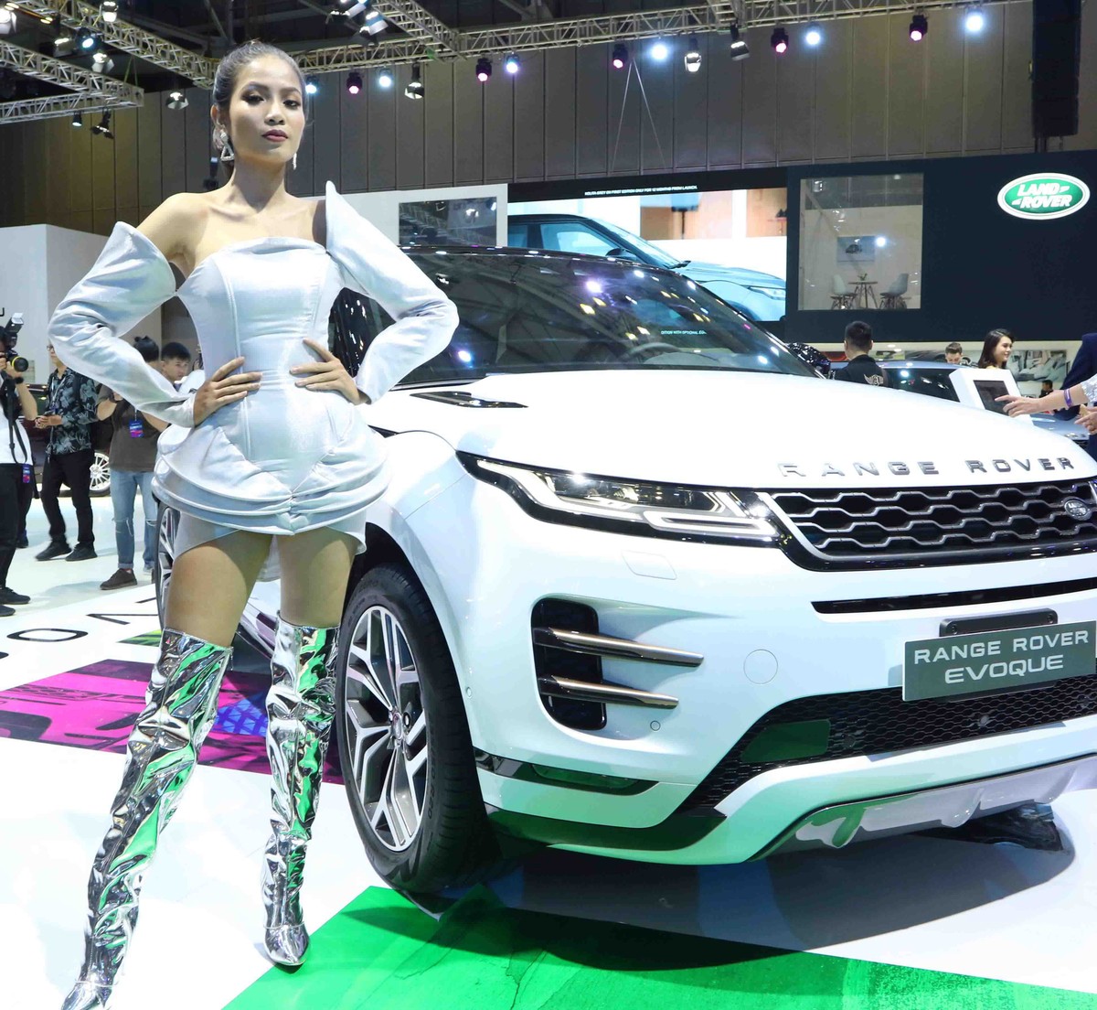 Chân dài đọ dáng bên xe sang tại Vietnam Motor Show 2019 ảnh 12