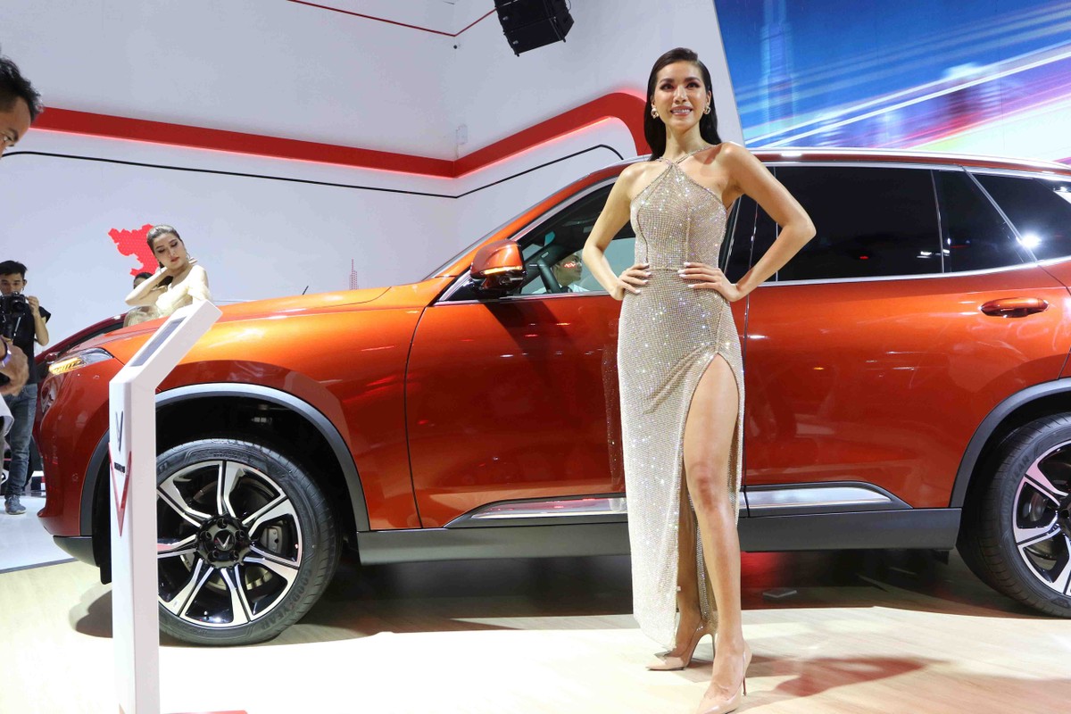 Chân dài đọ dáng bên xe sang tại Vietnam Motor Show 2019 ảnh 13