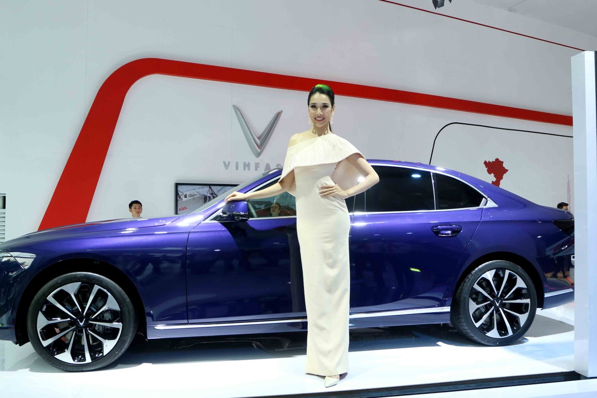 Chân dài đọ dáng bên xe sang tại Vietnam Motor Show 2019 ảnh 18