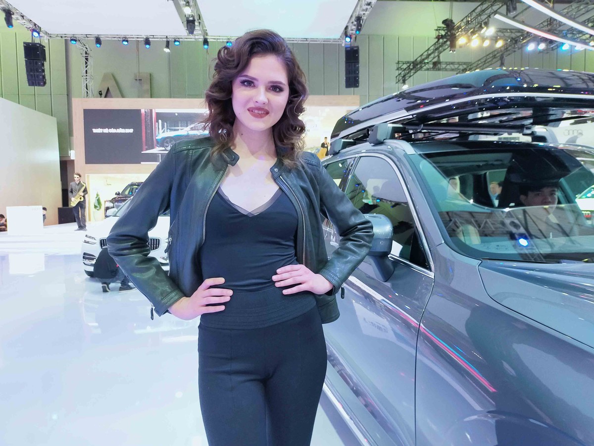 Chân dài đọ dáng bên xe sang tại Vietnam Motor Show 2019 ảnh 19