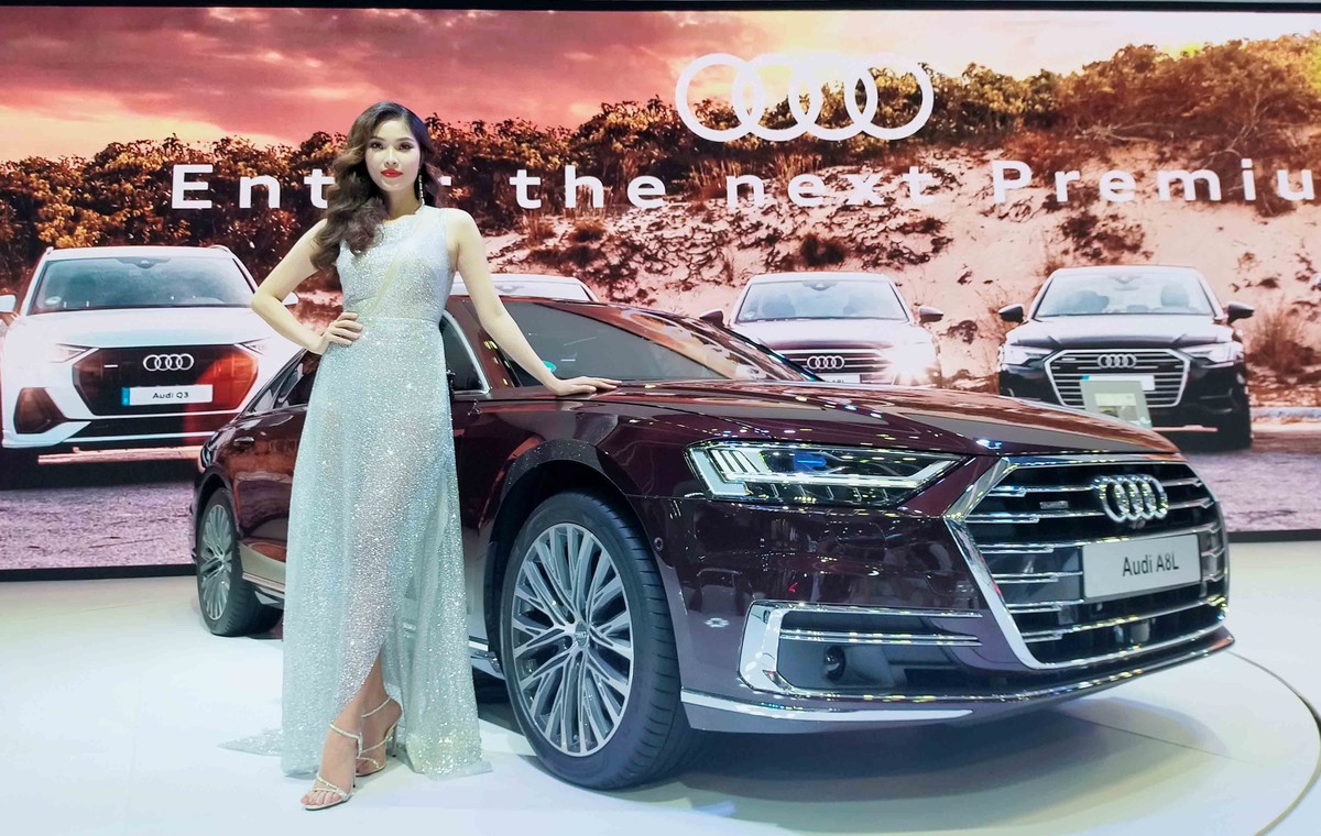 Chân dài đọ dáng bên xe sang tại Vietnam Motor Show 2019 ảnh 1