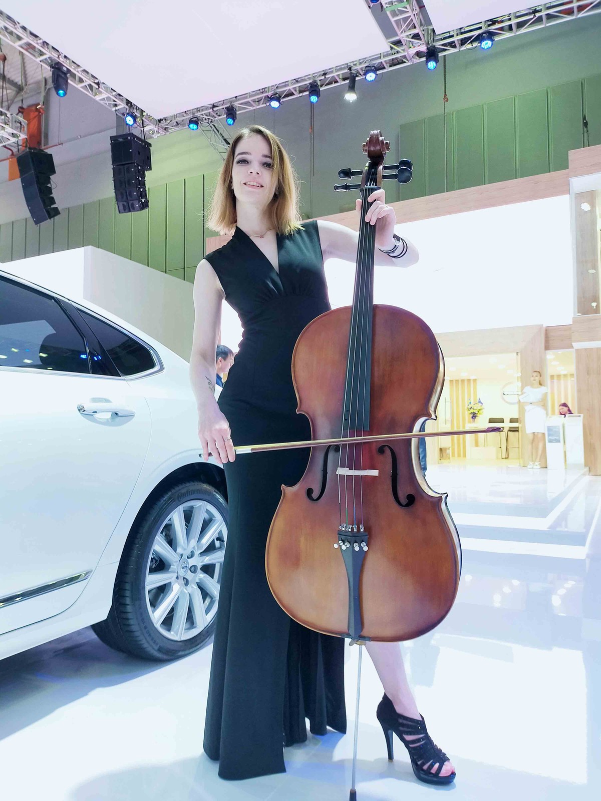 Chân dài đọ dáng bên xe sang tại Vietnam Motor Show 2019 ảnh 20