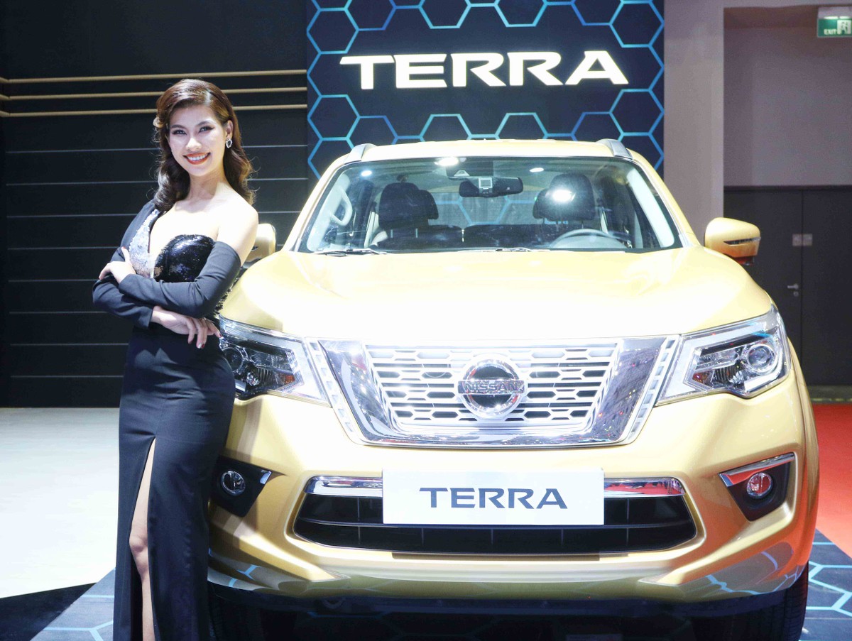 Chân dài đọ dáng bên xe sang tại Vietnam Motor Show 2019 ảnh 21