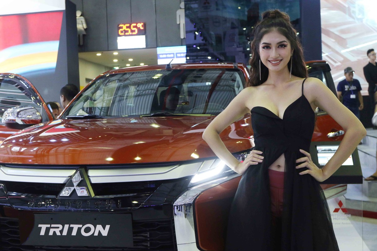 Chân dài đọ dáng bên xe sang tại Vietnam Motor Show 2019 ảnh 2