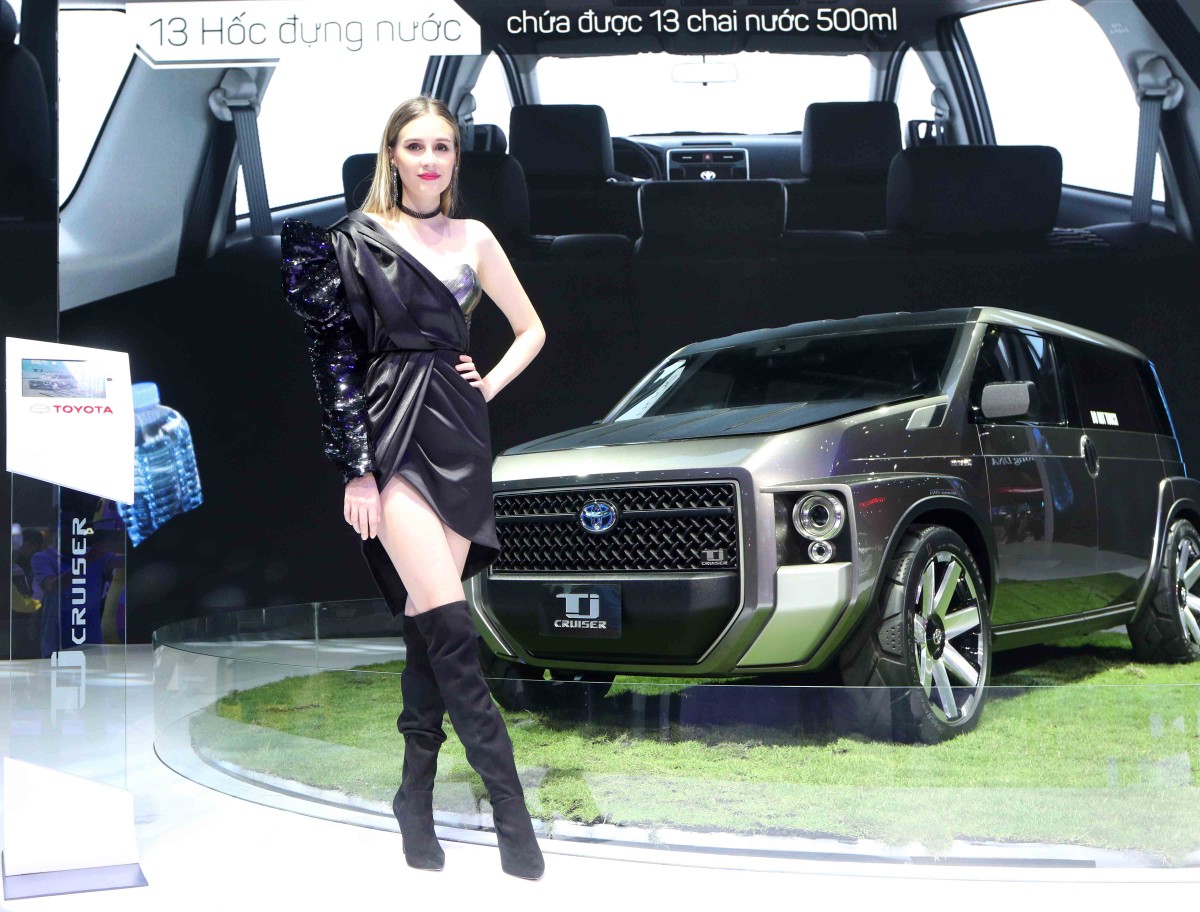 Chân dài đọ dáng bên xe sang tại Vietnam Motor Show 2019 ảnh 3