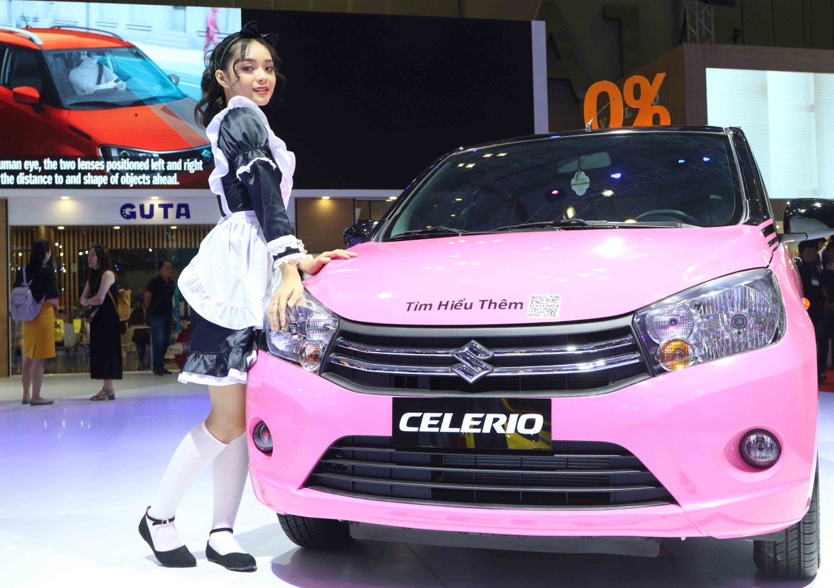 Chân dài đọ dáng bên xe sang tại Vietnam Motor Show 2019 ảnh 5