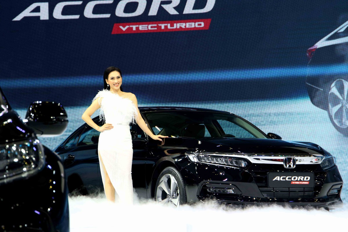 Chân dài đọ dáng bên xe sang tại Vietnam Motor Show 2019 ảnh 6