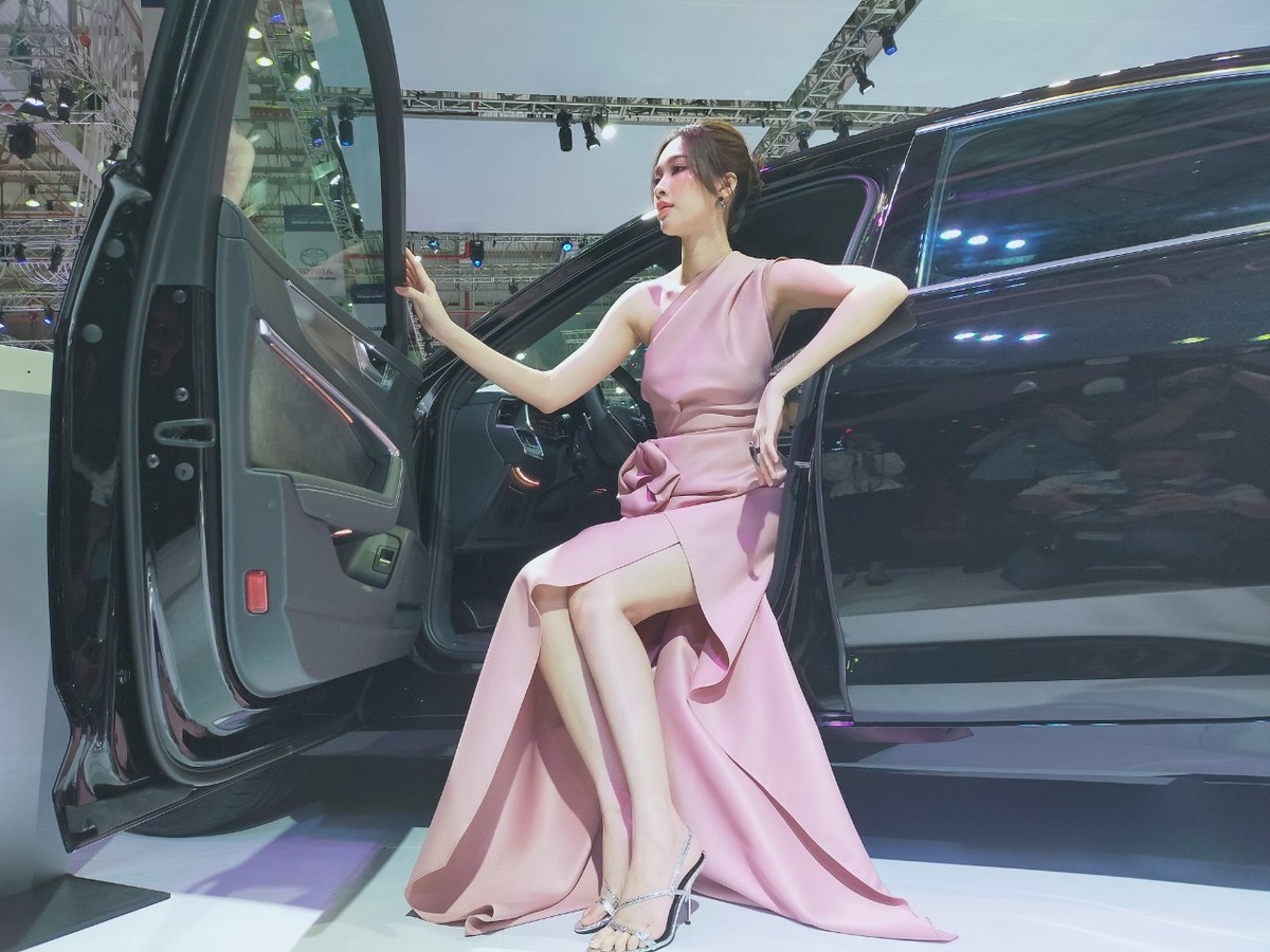 Chân dài đọ dáng bên xe sang tại Vietnam Motor Show 2019 ảnh 7
