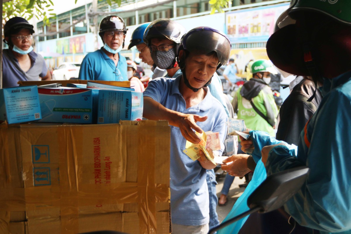 Tâm lý sợ virus Corona (nCoV): Khẩu trang bán ở vỉa hè TP.HCM đắt khách ảnh 1
