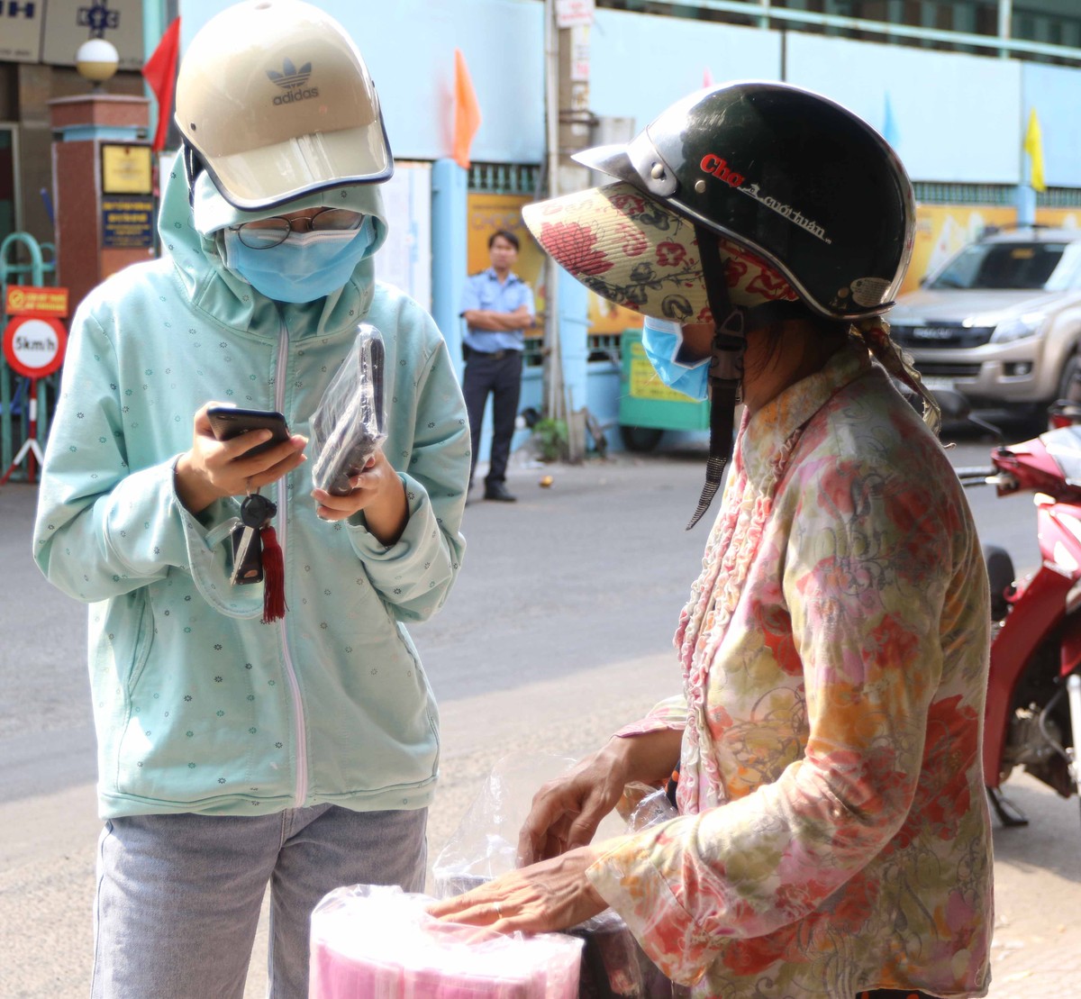 Tâm lý sợ virus Corona (nCoV): Khẩu trang bán ở vỉa hè TP.HCM đắt khách ảnh 3