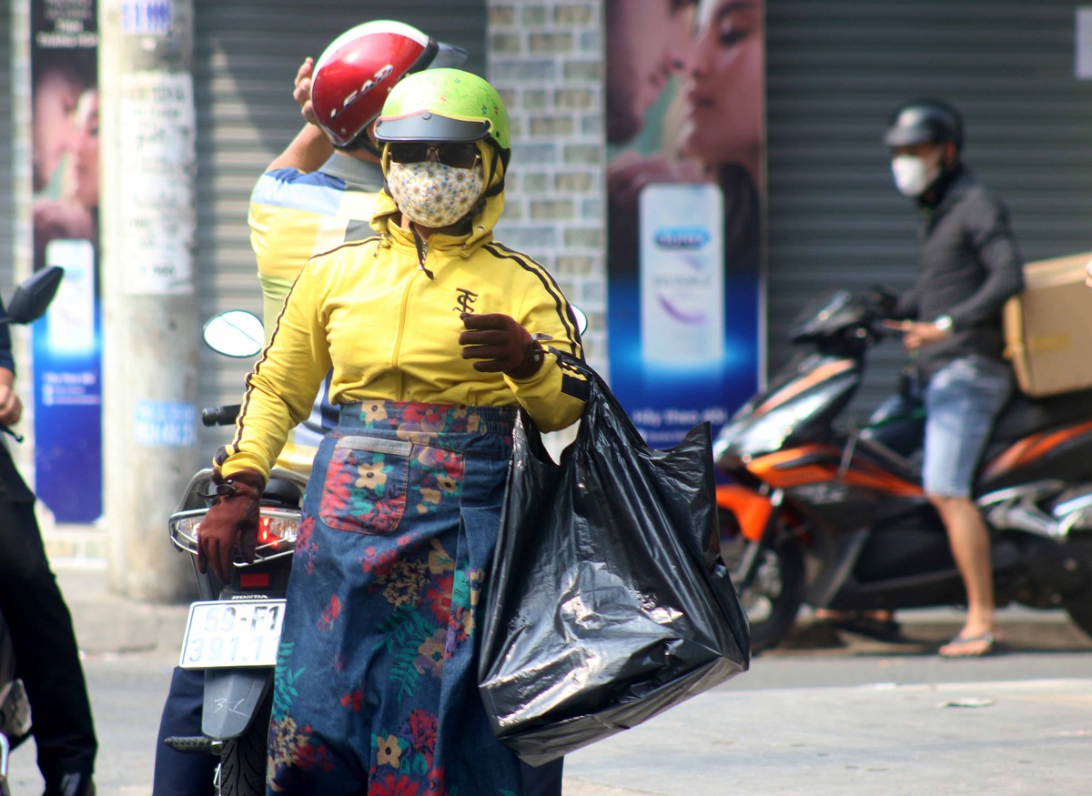 Tâm lý sợ virus Corona (nCoV): Khẩu trang bán ở vỉa hè TP.HCM đắt khách ảnh 5