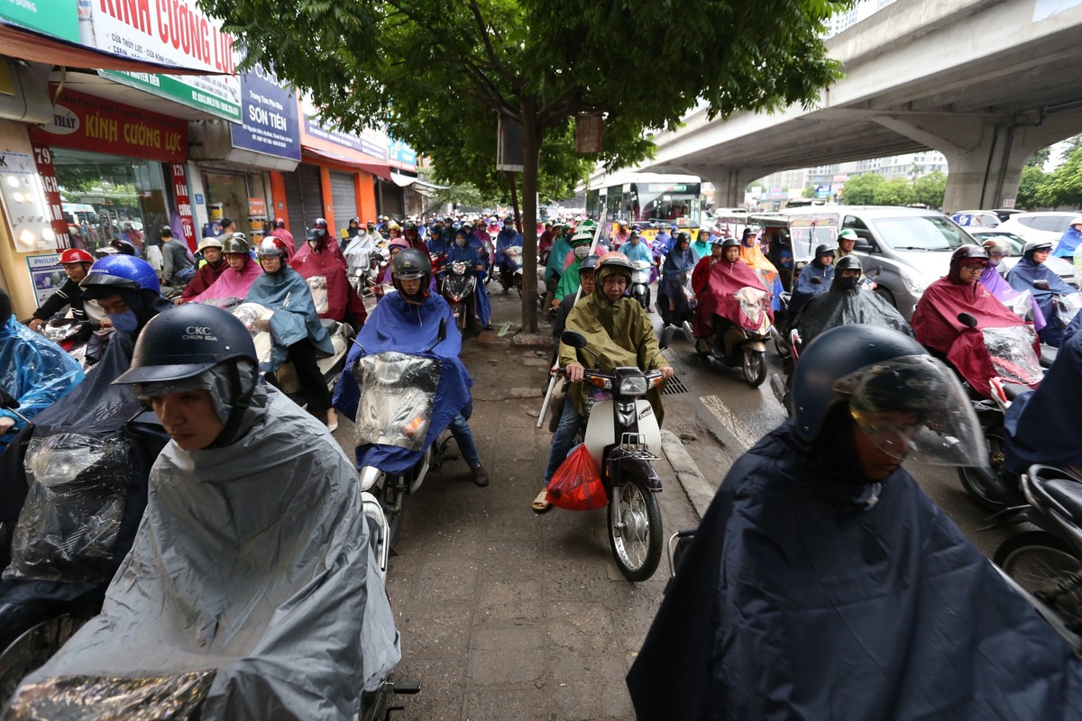 Đường phố Hà Nội tắc cứng ngày cận Tết ảnh 5
