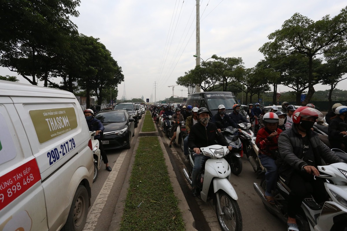 Đường phố Hà Nội tắc cứng ngày cận Tết ảnh 6
