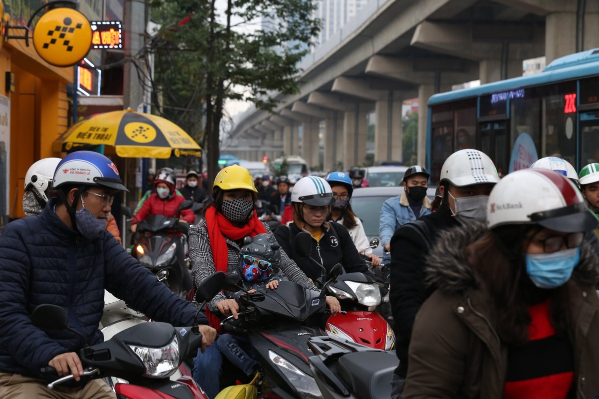 Đường phố Hà Nội tắc cứng ngày cận Tết ảnh 7