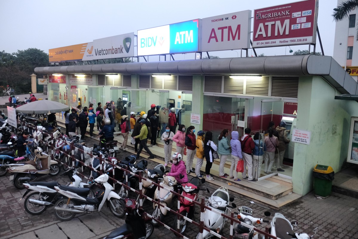 Hà Nội: Công nhân xếp hàng trong giá rét chờ rút tiền về quê ăn Tết ảnh 1
