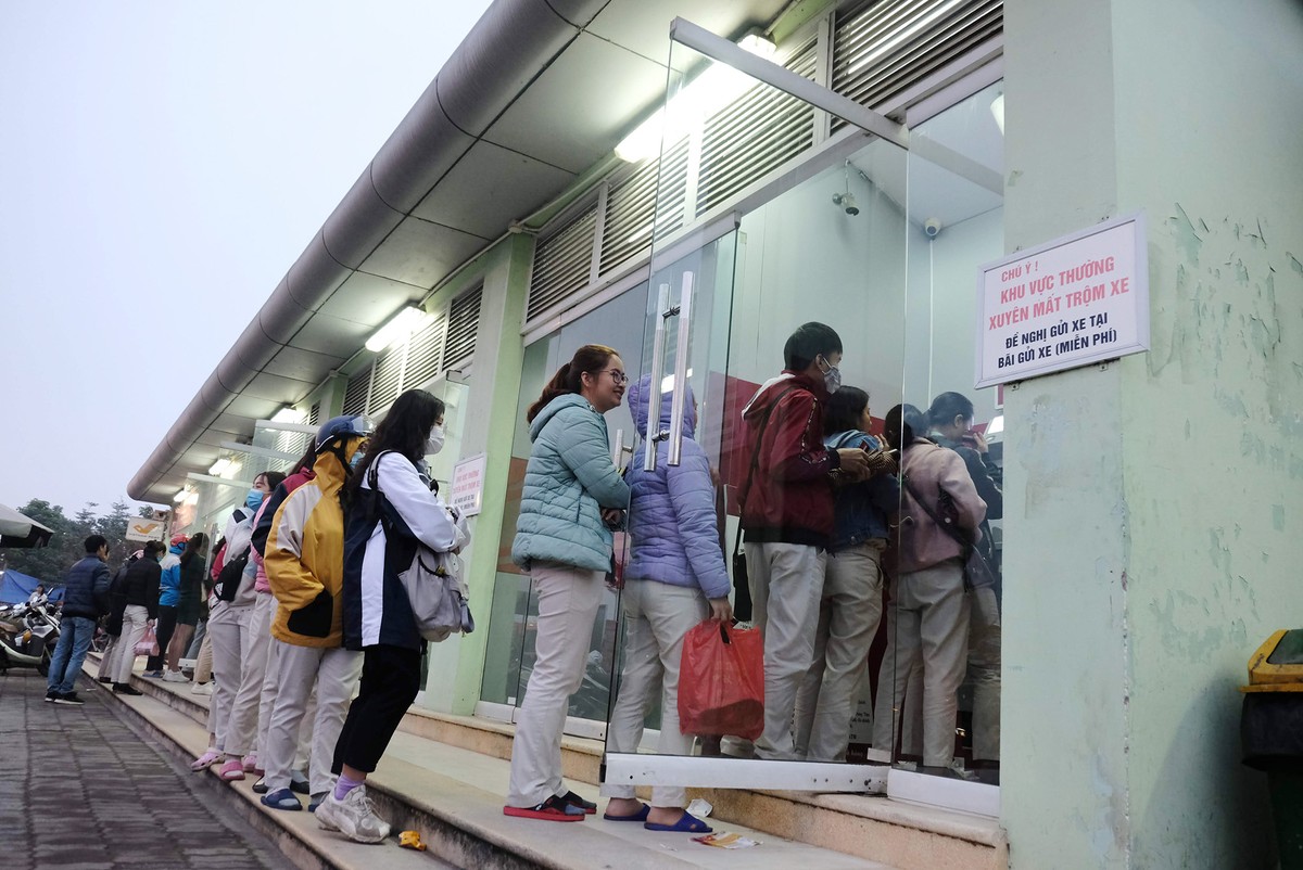 Hà Nội: Công nhân xếp hàng trong giá rét chờ rút tiền về quê ăn Tết ảnh 3