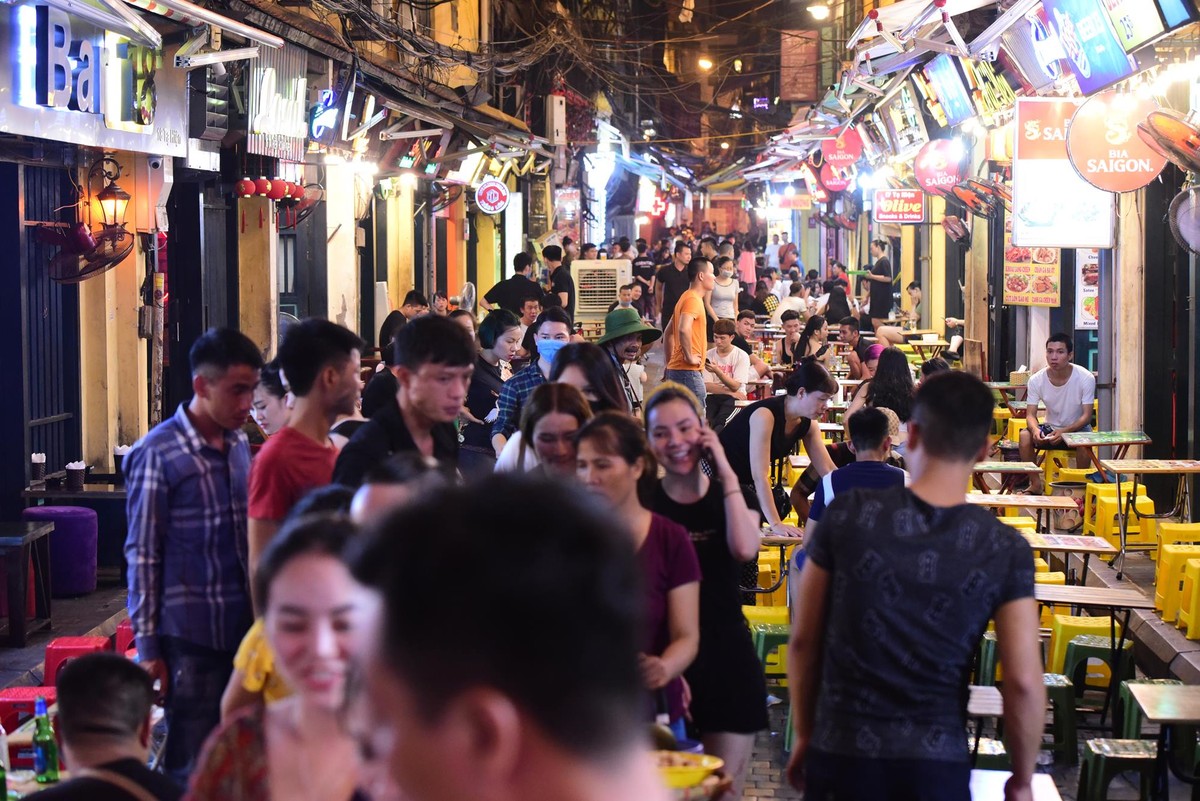 Hà Nội: Hình ảnh hàng quán phố cổ đóng cửa lúc nửa đêm phòng tránh Covid - 19 ảnh 1