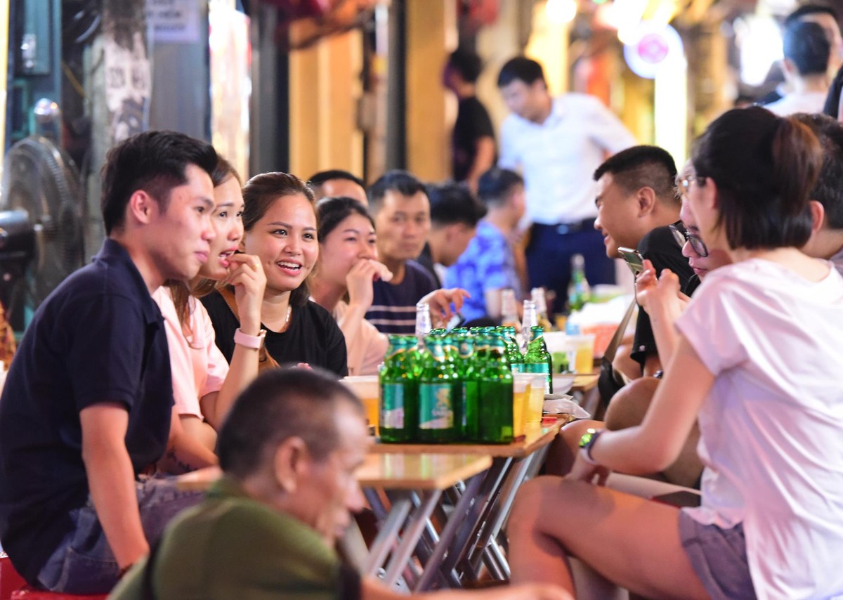 Hà Nội: Hình ảnh hàng quán phố cổ đóng cửa lúc nửa đêm phòng tránh Covid - 19 ảnh 2