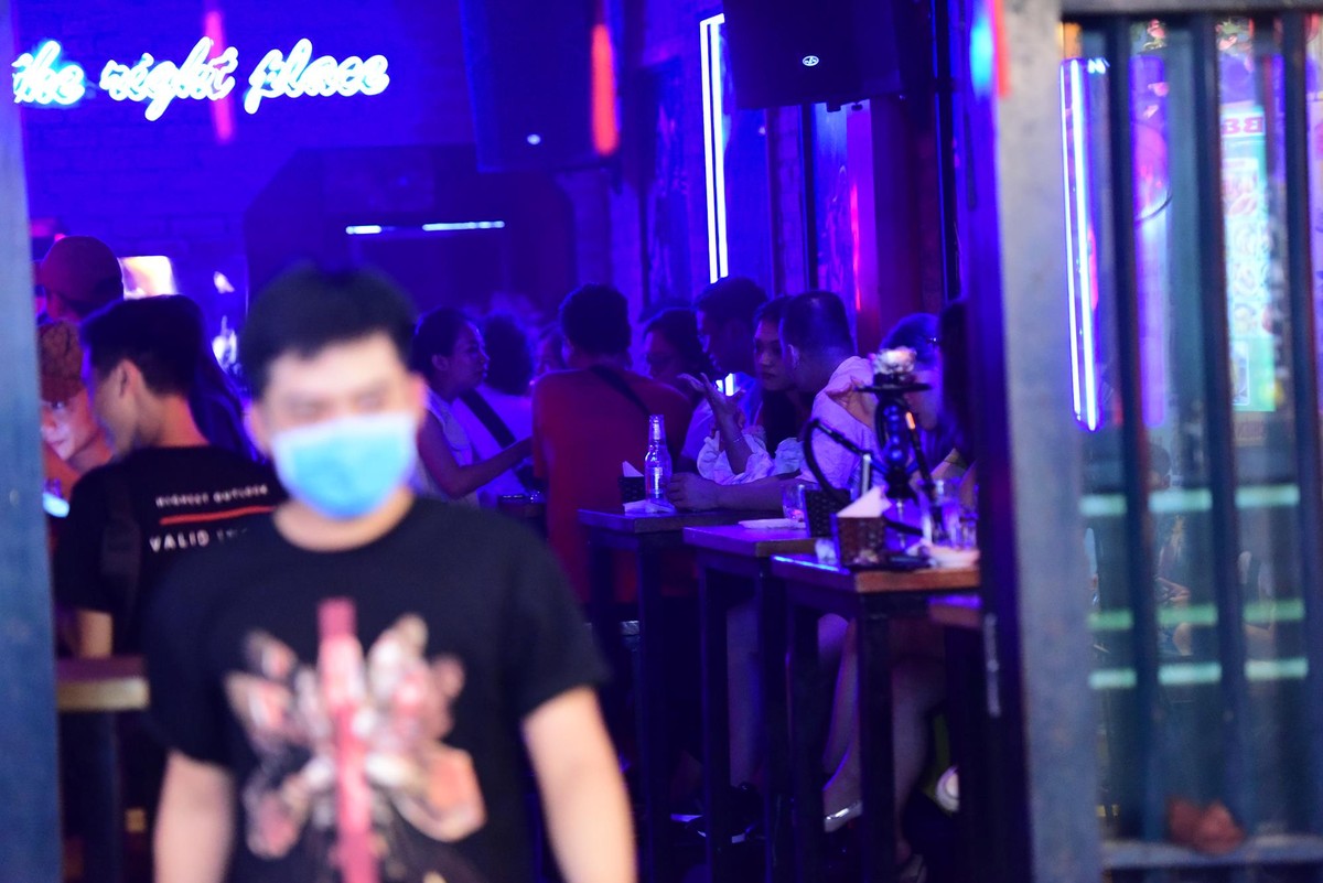Hà Nội: Hình ảnh hàng quán phố cổ đóng cửa lúc nửa đêm phòng tránh Covid - 19 ảnh 4