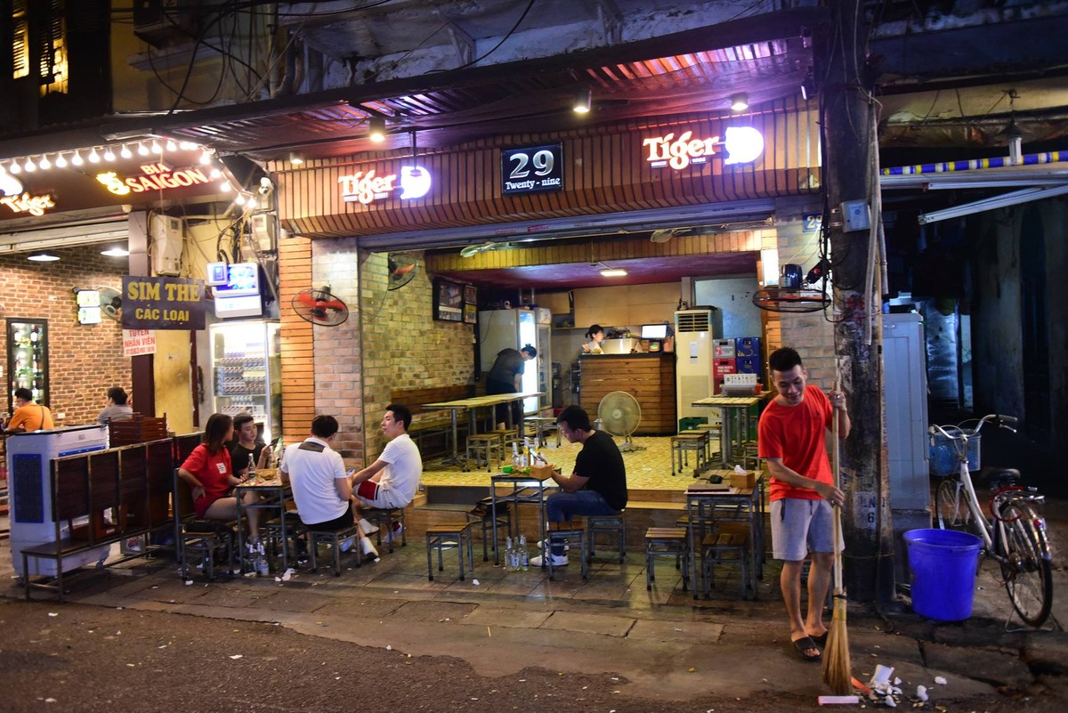 Hà Nội: Hình ảnh hàng quán phố cổ đóng cửa lúc nửa đêm phòng tránh Covid - 19 ảnh 9