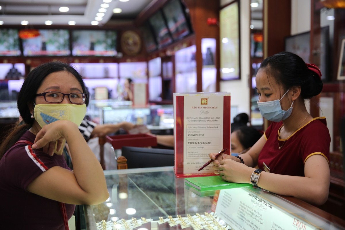 Hàng vàng vắng vẻ ngày giá vàng đảo chiều liên tục ảnh 3