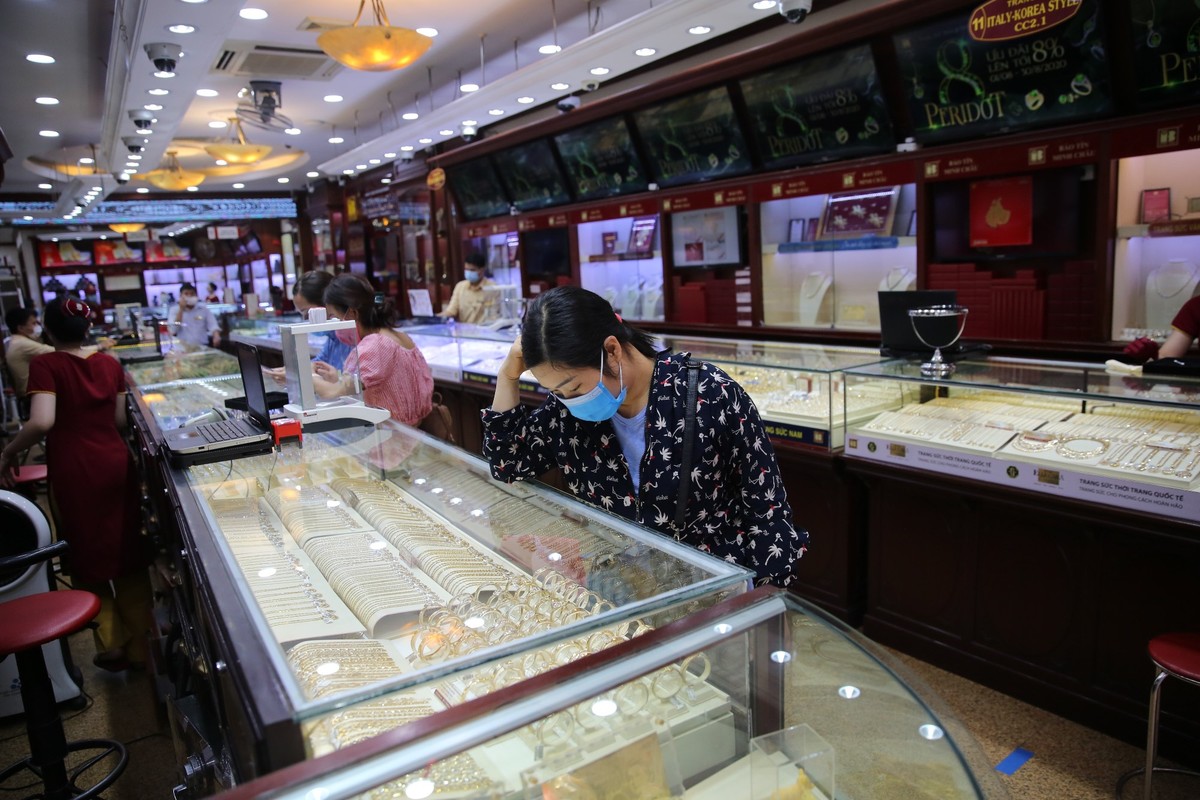 Hàng vàng vắng vẻ ngày giá vàng đảo chiều liên tục ảnh 6