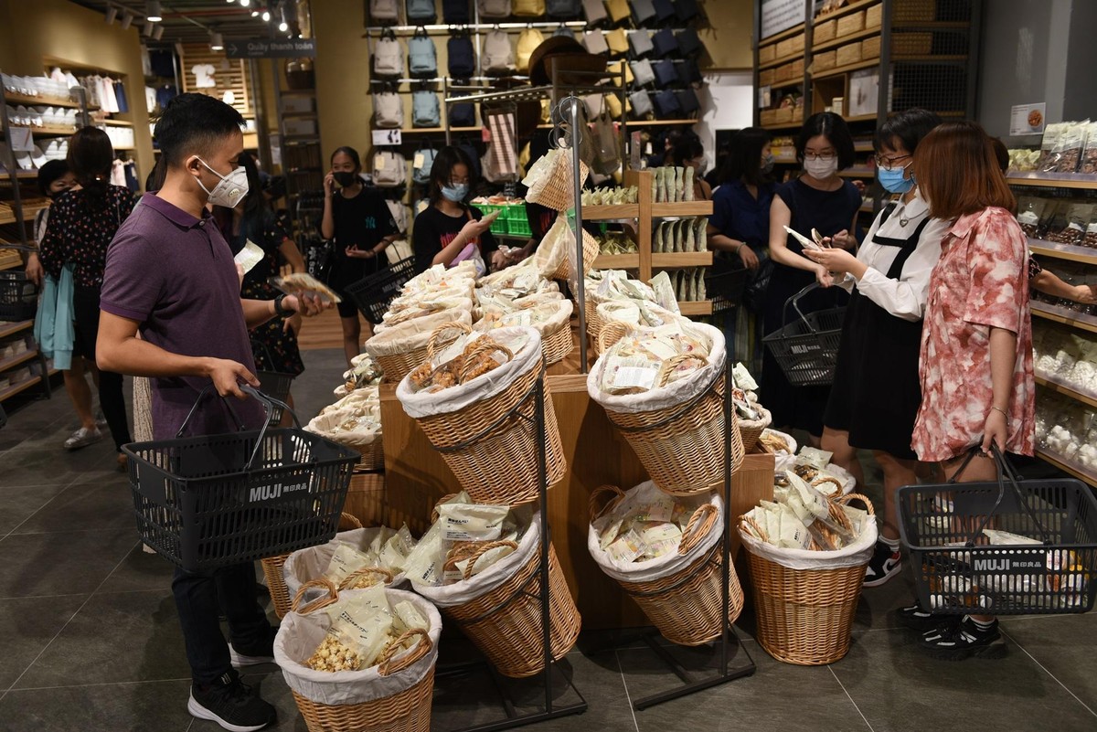 Chen chân mua sắm trong cửa hàng MUJI đầu tiên tại Hà Nội ảnh 7