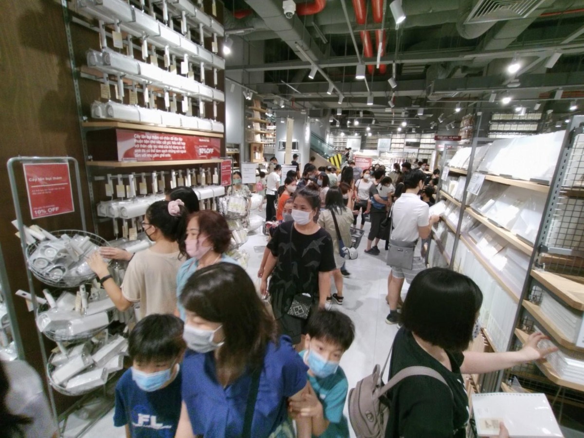 Chen chân mua sắm trong cửa hàng MUJI đầu tiên tại Hà Nội ảnh 6