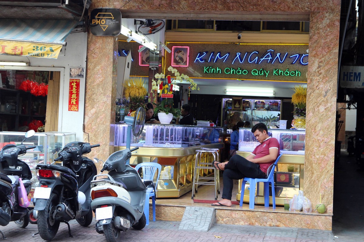 Phố vàng bạc tại TP.HCM vắng vẻ ngày Thần Tài ảnh 10