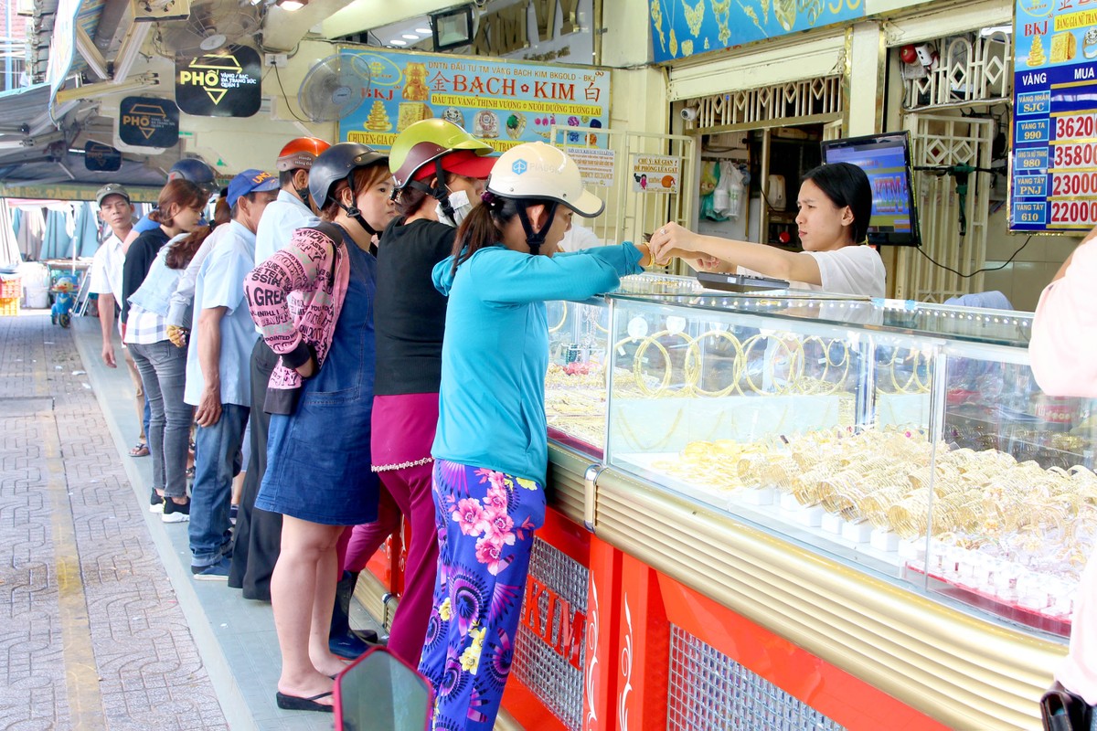 Phố vàng bạc tại TP.HCM vắng vẻ ngày Thần Tài ảnh 1