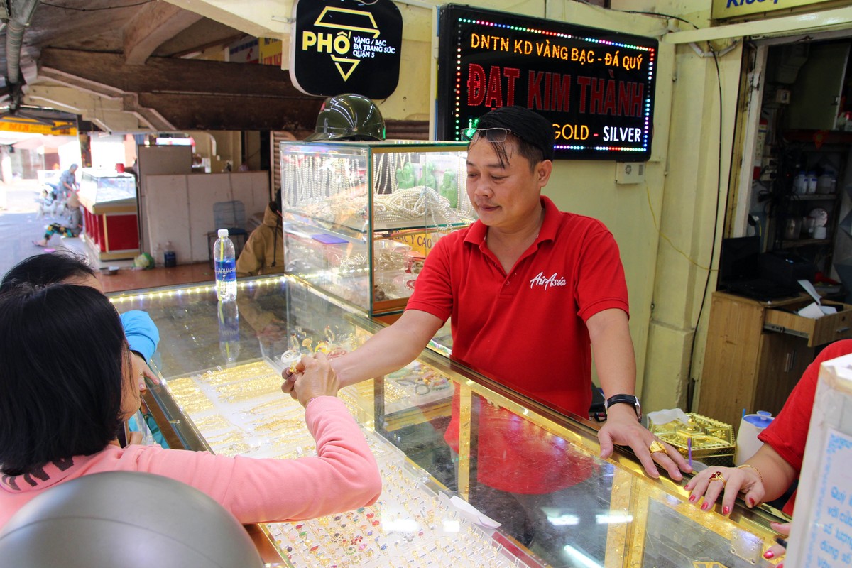 Phố vàng bạc tại TP.HCM vắng vẻ ngày Thần Tài ảnh 4
